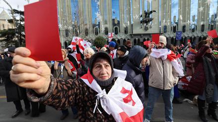Menschenmengen demonstrieren in Georgien gegen neu vereidigten Präsidenten