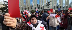 Menschenmengen demonstrieren in Georgien gegen neu vereidigten Präsidenten