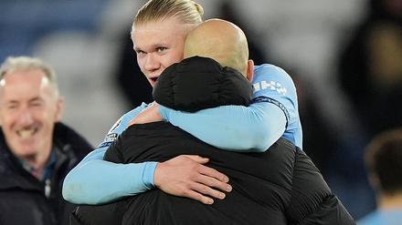 Erling Haaland und Pep Guardiola (vorne) haben mit Manchester City die Ergebniskrise beendet
