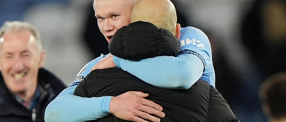 Erling Haaland und Pep Guardiola (vorne) haben mit Manchester City die Ergebniskrise beendet