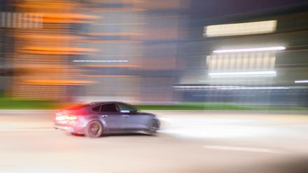 Ein getuntes Auto ist schnell unterwegs (Aufnahme mit langer Verschlusszeit). In Aachen hat die Polizei ein Treffen der Szene aufgelöst, nachdem Autofahrer sich aggressiv und rücksichtslos gezeigt und sogar Böller gegen andere Menschen geworfen hatten.(Symbolbild) 