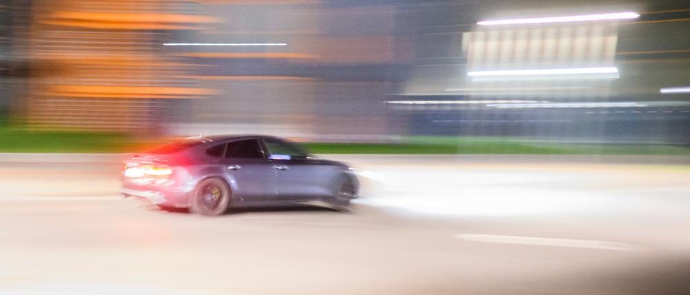 Ein getuntes Auto ist schnell unterwegs (Aufnahme mit langer Verschlusszeit). In Aachen hat die Polizei ein Treffen der Szene aufgelöst, nachdem Autofahrer sich aggressiv und rücksichtslos gezeigt und sogar Böller gegen andere Menschen geworfen hatten.(Symbolbild) 