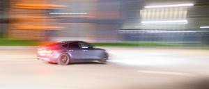 Ein getuntes Auto ist schnell unterwegs (Aufnahme mit langer Verschlusszeit). In Aachen hat die Polizei ein Treffen der Szene aufgelöst, nachdem Autofahrer sich aggressiv und rücksichtslos gezeigt und sogar Böller gegen andere Menschen geworfen hatten.(Symbolbild) 