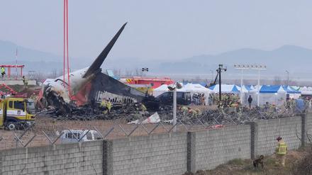 Die Maschine von Jeju Air zerschellte am Ende der Landebahn. 