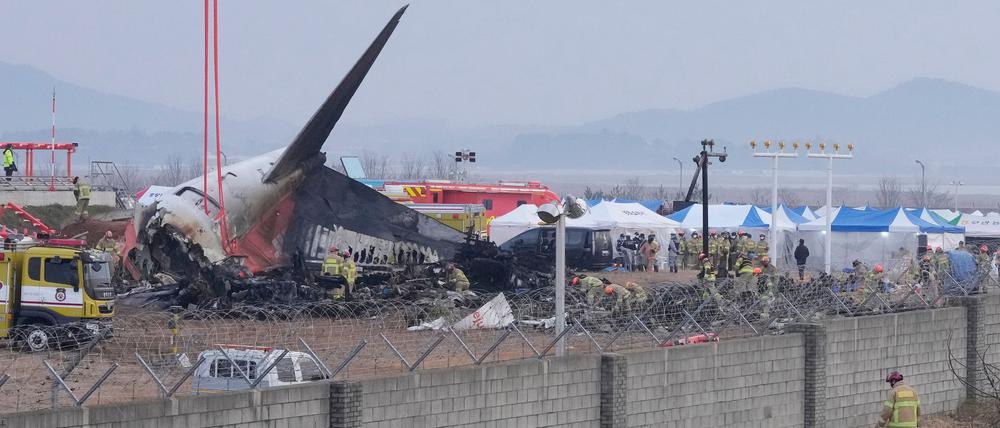 Die Maschine von Jeju Air zerschellte am Ende der Landebahn.