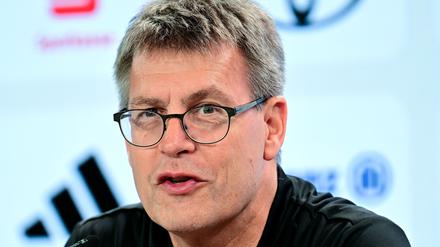 Der DOSB-Präsident spricht in einem Interview auch über Trainer-Gehälter und Olympia-Aussichten.