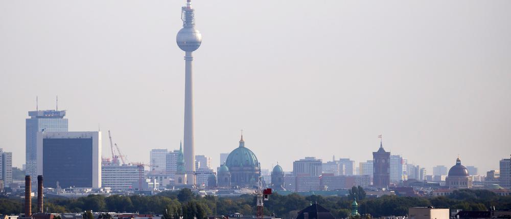 Berlin-Mitte mit dem Berliner Fernsehturm (l-r), dem Dom und dem Roten Rathaus, gesehen vom Dach der Messe Berlin. +++ dpa-Bildfunk +++