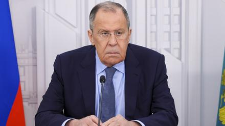 Auf diesem vom Pressedienst des russischen Außenministeriums veröffentlichten Foto spricht der russische Außenminister Sergej Lawrow während seines Interviews mit russischen und ausländischen Journalisten in Moskau. 