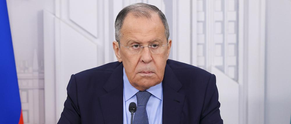 Auf diesem vom Pressedienst des russischen Außenministeriums veröffentlichten Foto spricht der russische Außenminister Sergej Lawrow während seines Interviews mit russischen und ausländischen Journalisten in Moskau. 