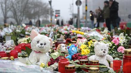 Plüschtiere, Kerzen und Blumen finden sich vor der Johanniskirche für die Opfer des Anschlags. Vier Tage vor Heiligabend gab es einen Anschlag auf den Magdeburger Weihnachtsmarkt. Ein Mann war mit seinen Auto in die Besucher gerast. Es gab fünf Tote und über 200 Verletze. 