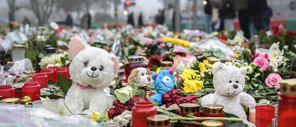 Plüschtiere, Kerzen und Blumen finden sich vor der Johanniskirche für die Opfer des Anschlags. Vier Tage vor Heiligabend gab es einen Anschlag auf den Magdeburger Weihnachtsmarkt. Ein Mann war mit seinen Auto in die Besucher gerast. Es gab fünf Tote und über 200 Verletze.