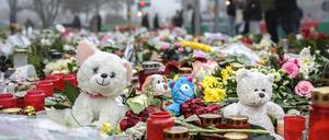 Plüschtiere, Kerzen und Blumen finden sich vor der Johanniskirche für die Opfer des Anschlags. Vier Tage vor Heiligabend gab es einen Anschlag auf den Magdeburger Weihnachtsmarkt. Ein Mann war mit seinen Auto in die Besucher gerast. Es gab fünf Tote und über 200 Verletze. 