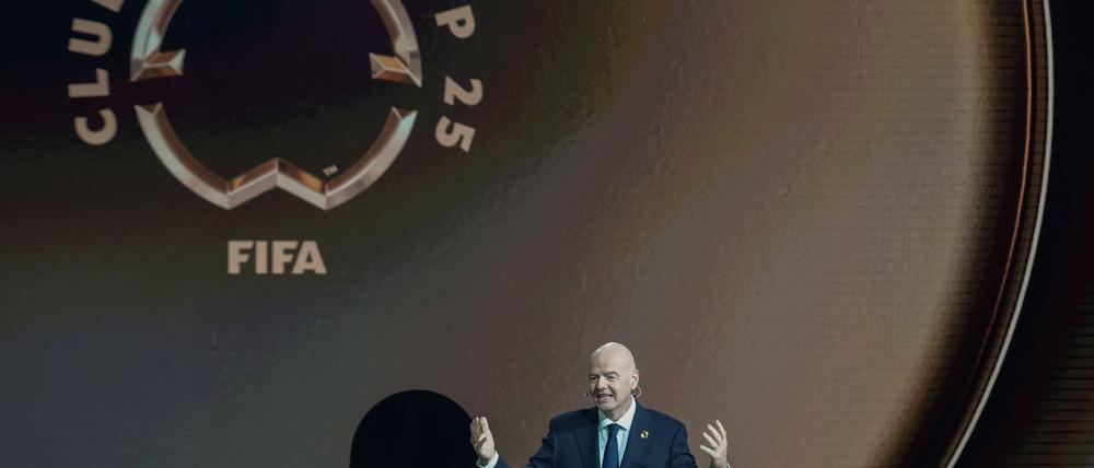 Club-WM: FIFA-Präsident Gianni Infantino spricht während der Auslosung für das Großevent.