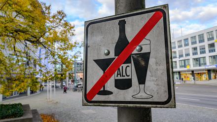 Auf öffentlichen Plätzen ist Alkoholkonsum teilweise verboten. Auch Verbote auf Zeit und auf individueller Basis können etwas bringen.
