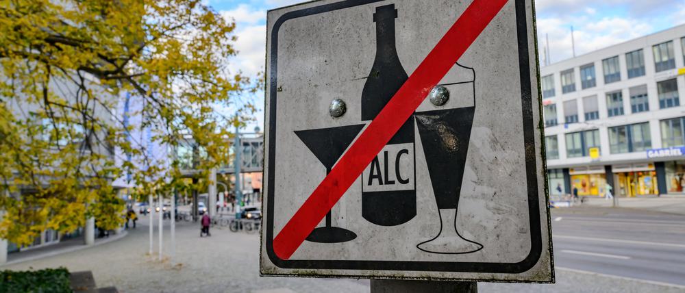 Auf öffentlichen Plätzen ist Alkoholkonsum teilweise verboten. Auch Verbote auf Zeit und auf individueller Basis können etwas bringen.