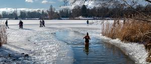 Das jährliche Anbaden am 1. Januar ist für viele Menschen zu einer festen Neujahres-Tradition geworden.