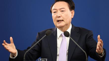 Yoon Suk Yeol hatte angesichts eines Haushaltsstreits am 3. Dezember überraschend von der Verhängung des Kriegsrechts Gebrauch gemacht.