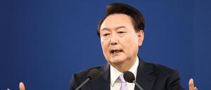 Yoon Suk Yeol hatte angesichts eines Haushaltsstreits am 3. Dezember überraschend von der Verhängung des Kriegsrechts Gebrauch gemacht.