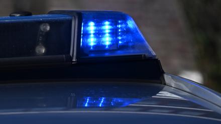 Ein Blaulicht auf einem Polizeifahrzeug.