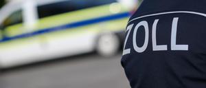 Der Zoll hat in Berlin fast 16.000 Liter hochprozentigen Alkohols vernichtet. (Symbolbild)