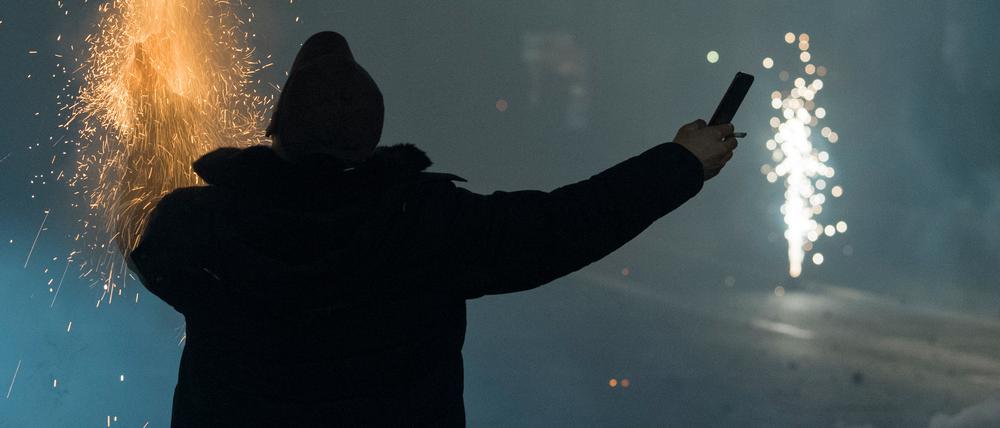Die Silvesternacht verleitet häufig zu einem leichtsinnigen Umgang mit Feuerwerkskörpern.