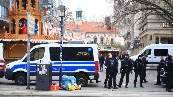 Der damalige Bundeskanzler Olaf Scholz und der Ministerpräsident von Sachsen- Anhalt, Reiner Haseloff, besuchen am 21. Dezember 2024, einen Tag nach der Amokfahrt über den Magdeburger Weihnachtsmarkt, den Ort des Anschlages.