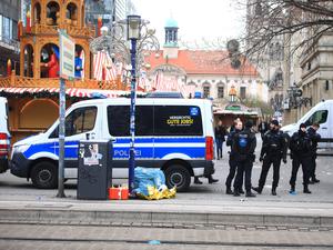 Der damalige Bundeskanzler Olaf Scholz und der Ministerpräsident von Sachsen- Anhalt, Reiner Haseloff, besuchen am 21. Dezember 2024, einen Tag nach der Amokfahrt über den Magdeburger Weihnachtsmarkt, den Ort des Anschlages. 
