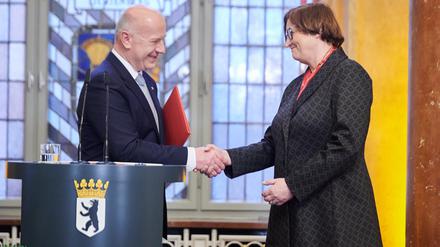Kai Wegner (CDU), Regierender Bürgermeister von Berlin, ernennt 2023 im Roten Rathaus Ina Czyborra (SPD) zur Senatorin für Gesundheit, Wissenschaft, Pflege und Gleichstellung. 