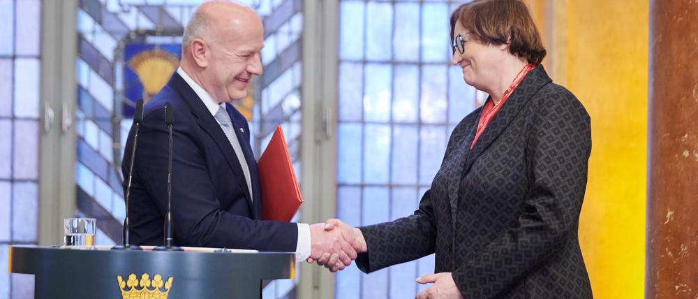 Kai Wegner (CDU), Regierender Bürgermeister von Berlin, ernennt 2023 im Roten Rathaus Ina Czyborra (SPD) zur Senatorin für Gesundheit, Wissenschaft, Pflege und Gleichstellung.