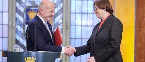 Kai Wegner (CDU), Regierender Bürgermeister von Berlin, ernennt 2023 im Roten Rathaus Ina Czyborra (SPD) zur Senatorin für Gesundheit, Wissenschaft, Pflege und Gleichstellung. 