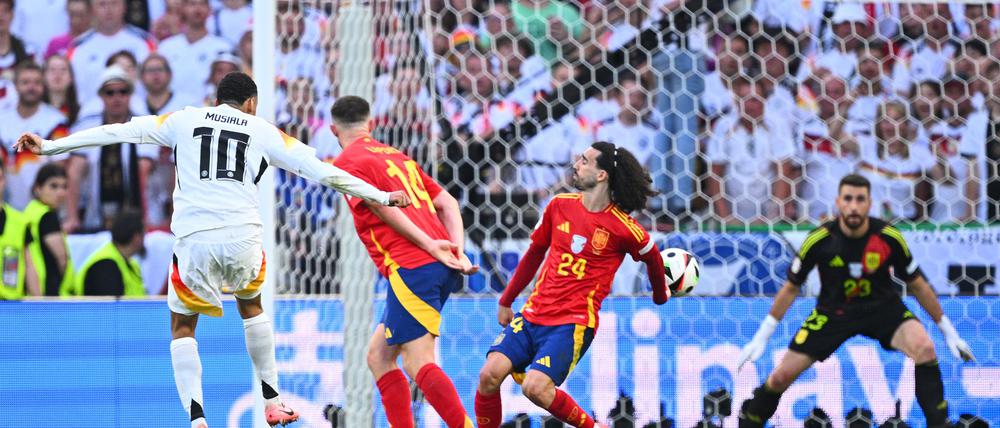 Handspiel, aber kein Elfmeter: Jamal Musiala schießt, Marc Cucurella wehrt den Ball mit der Hand ab.