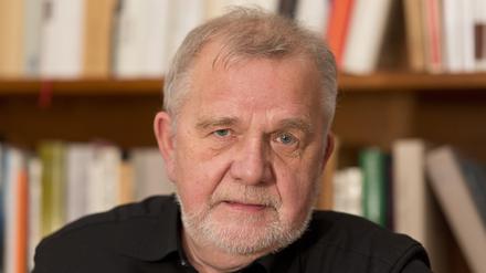 In seiner Badenweilener Bibliothek. Der Schriftsteller Rüdiger Safranski.