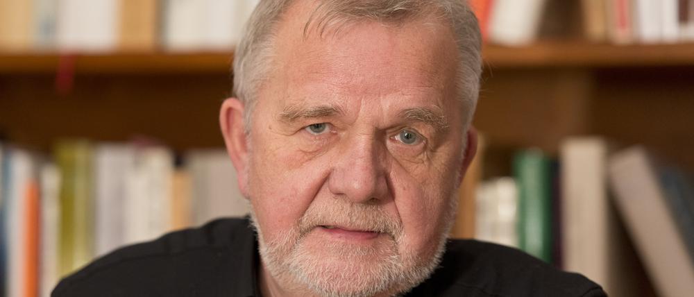 In seiner Badenweilener Bibliothek. Der Schriftsteller Rüdiger Safranski.