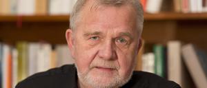 In seiner Badenweilener Bibliothek. Der Schriftsteller Rüdiger Safranski.