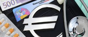 Gesundheitskarte, Geldscheine, Stethoskop und Eurozeichen.