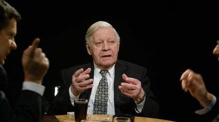 Helmut Schmidt, wie man sich gerne an ihn erinnert: mit Zigaretten im Fernsehen, hier 2005. 