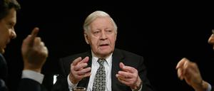 Helmut Schmidt, wie man sich gerne an ihn erinnert: mit Zigaretten im Fernsehen, hier 2005.