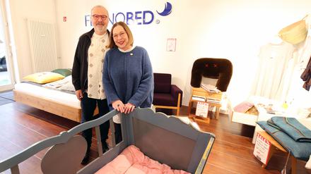 Der Austatter "Das schöne Bett" in der Kurfürstenstraße 1 in Potsdam schließt zum Jahresende. Gabriele und Hermann Jakl führten das Geschäft acht Jahre lang.