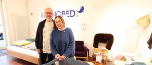 Der Austatter "Das schöne Bett" in der Kurfürstenstraße 1 in Potsdam schließt zum Jahresende. Gabriele und Hermann Jakl führten das Geschäft acht Jahre lang.