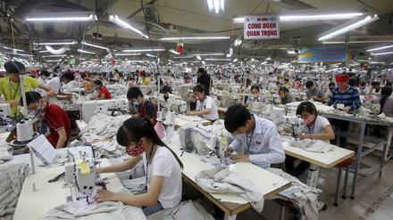 Vietnam fürchtet Trumps Wirtschaftspolitik: Arbeiter und Arbeiterinnen in einer Textilfabrik bei Hanoi. 