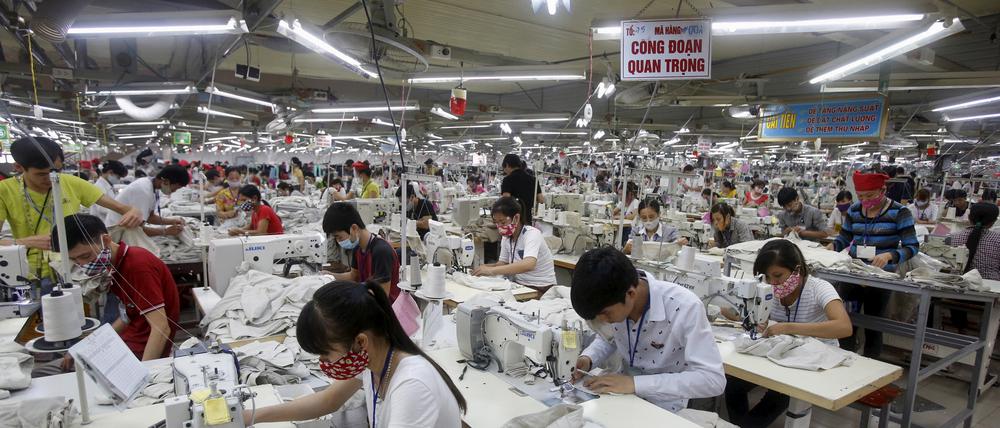 Vietnam fürchtet Trumps Wirtschaftspolitik: Arbeiter und Arbeiterinnen in einer Textilfabrik bei Hanoi.