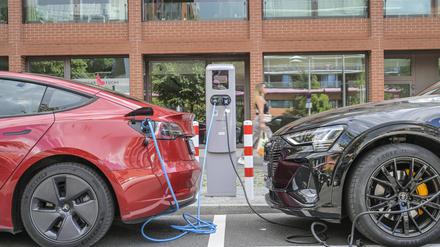 Eine Ladestation für E-Autos am Potsdamer Platz in Berlin. In dicht besiedelten Gebieten ist der Ausbau schwierig.