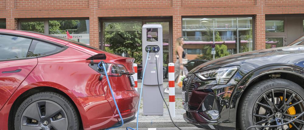 Eine Ladestation für E-Autos am Potsdamer Platz in Berlin. In dicht besiedelten Gebieten ist der Ausbau schwierig.