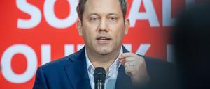 „Beide wollen unsere Wahlen beeinflussen und unterstützen gezielt die Demokratiefeinde der AfD“, sagte Lars Klingbeil den Funke-Zeitungen vom Montag. 