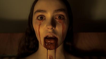 Im Bann des Vampirs. Ellen (Lily-Rose Depp) hat eine Verbindung ins Reich der Toten. Der Vampir bemächtigt sich ihrer.