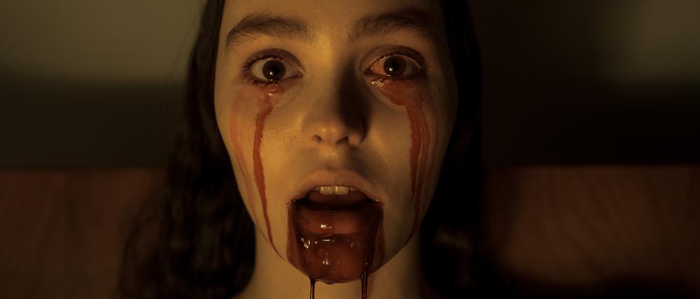 Im Bann des Vampirs. Ellen (Lily-Rose Depp) hat eine Verbindung ins Reich der Toten. Der Vampir bemächtigt sich ihrer.