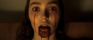 Im Bann des Vampirs. Ellen (Lily-Rose Depp) hat eine Verbindung ins Reich der Toten. Der Vampir bemächtigt sich ihrer.