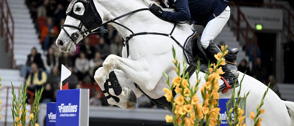 Hans-Dieter Dreher gewinnt das Weltcup-Springen in Mechelen.