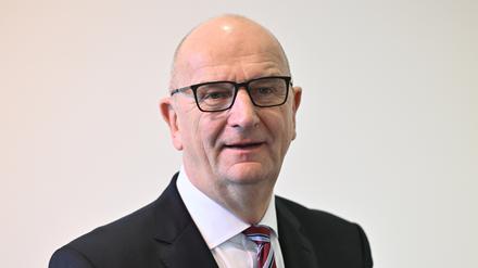 Dietmar Woidke (SPD), Ministerpräsident von Brandenburg, steht in der Staatskanzlei.