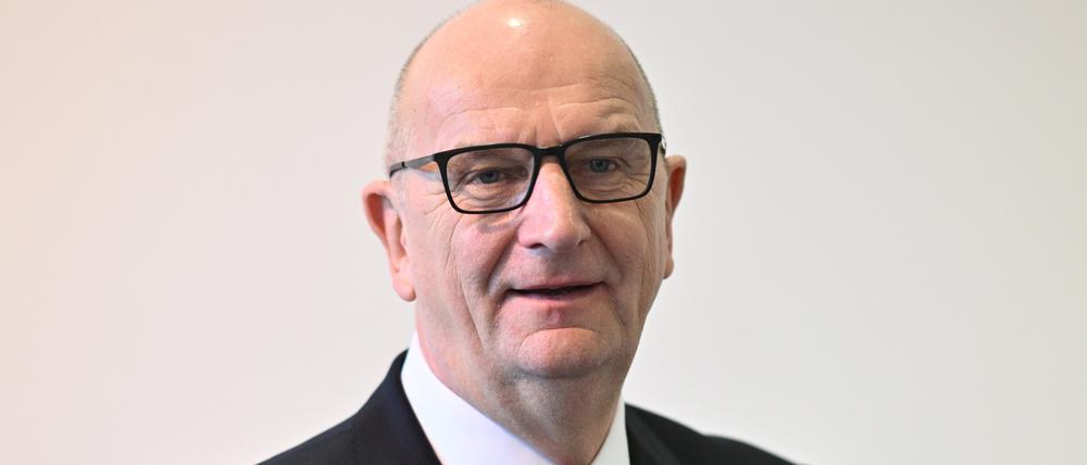 Dietmar Woidke (SPD), Ministerpräsident von Brandenburg, steht in der Staatskanzlei.